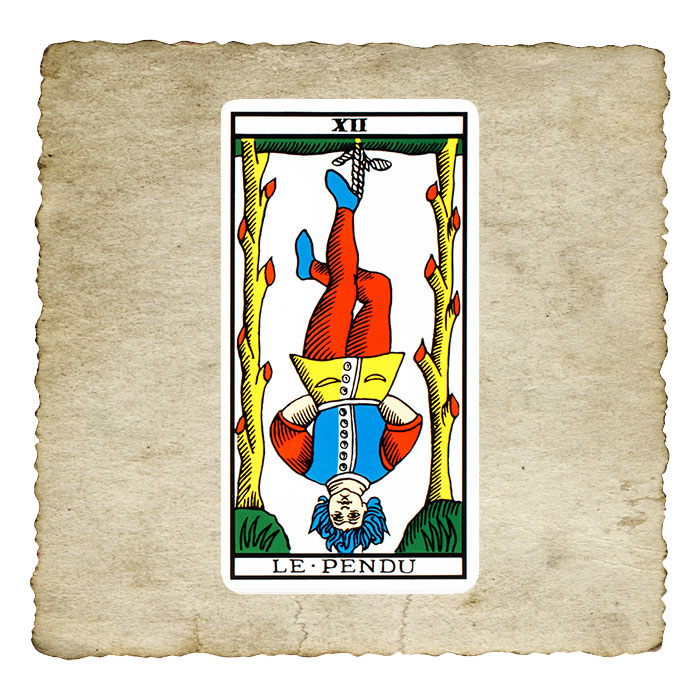 Le Pendu, arcane XII du Tarot de Marseille, homme suspendu par un pied la tête en bas