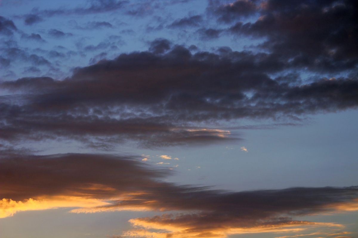 Ciel spectaculaire au crépuscule, nuages dramatiques, évocation de l'aéromancie