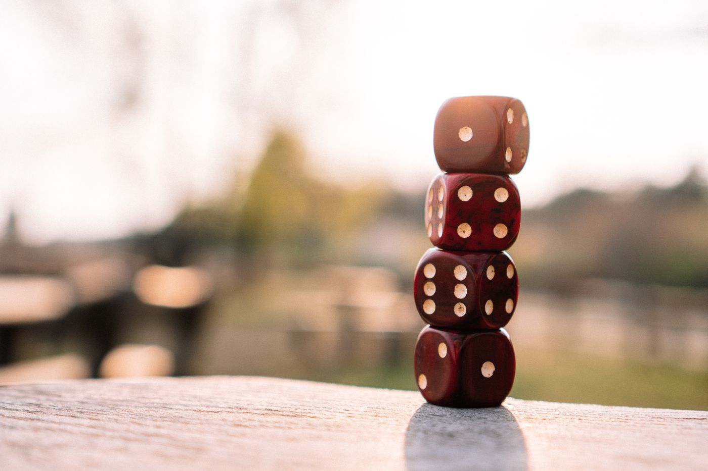 Dés posés sur une table en bois, évocation de l'astragalomancie