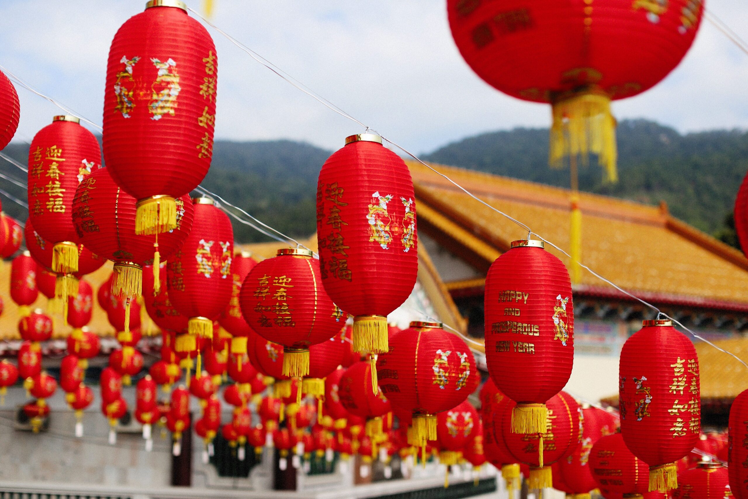 Lanternes chinoises rouges, évocation de l'astrologie chinoise