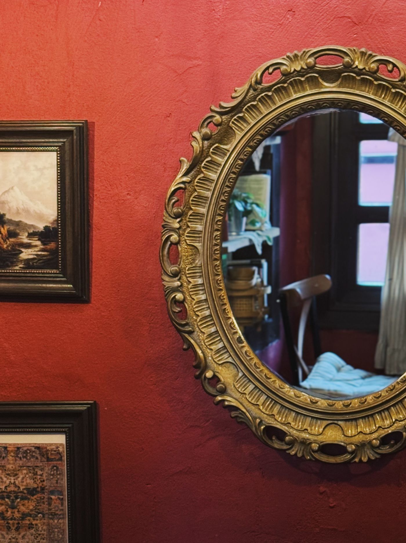 Miroir ancien ouvragé reflétant un intérieur, évocation de la catoptromancie