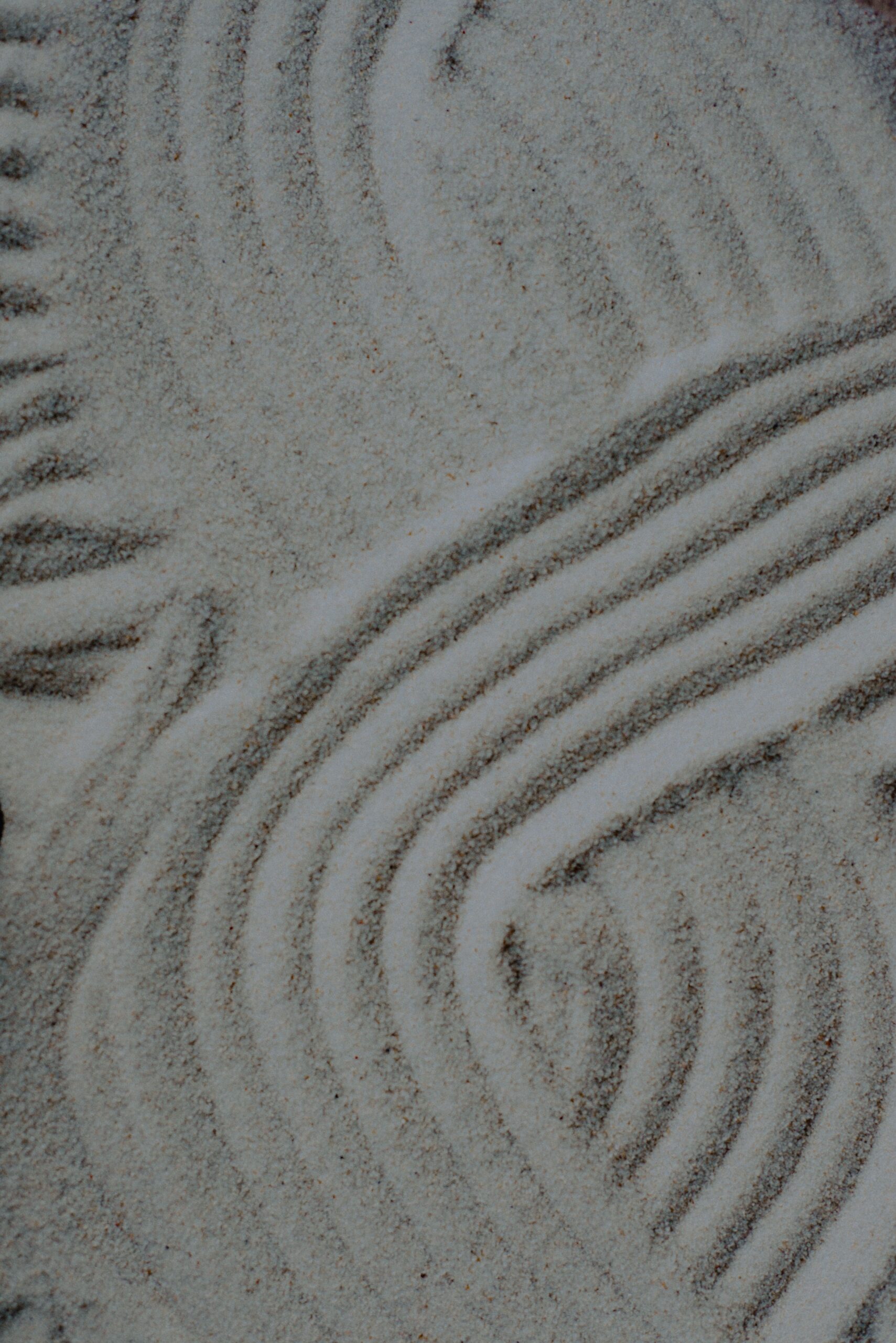Motifs tracés dans le sable, évocation de la géomancie