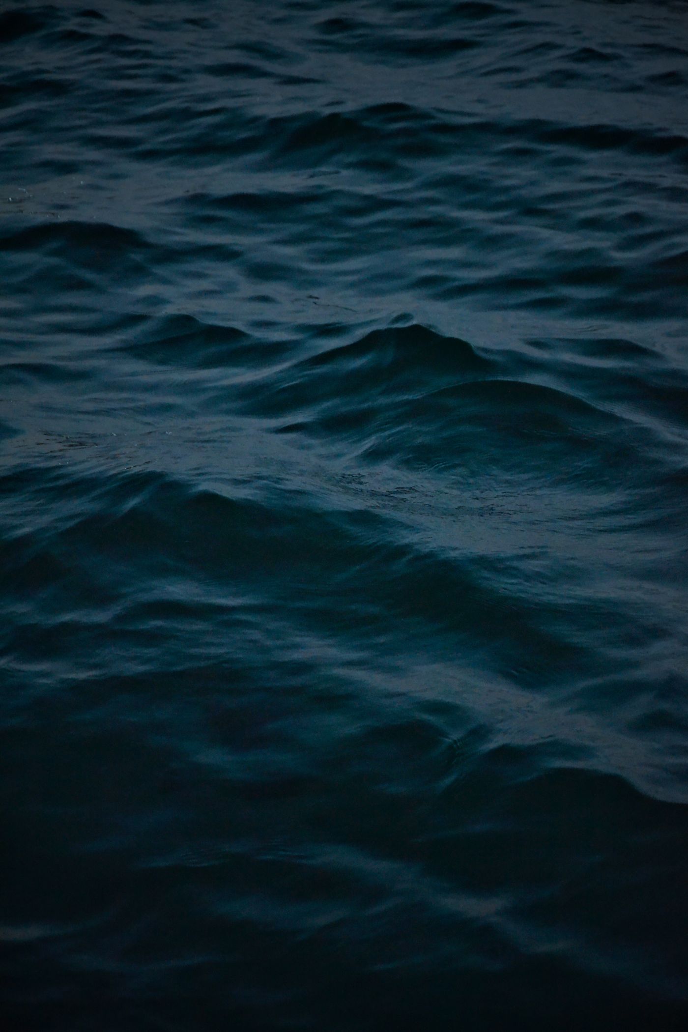 Surface d'eau sombre et ondulante, évocation de l'hydromancie