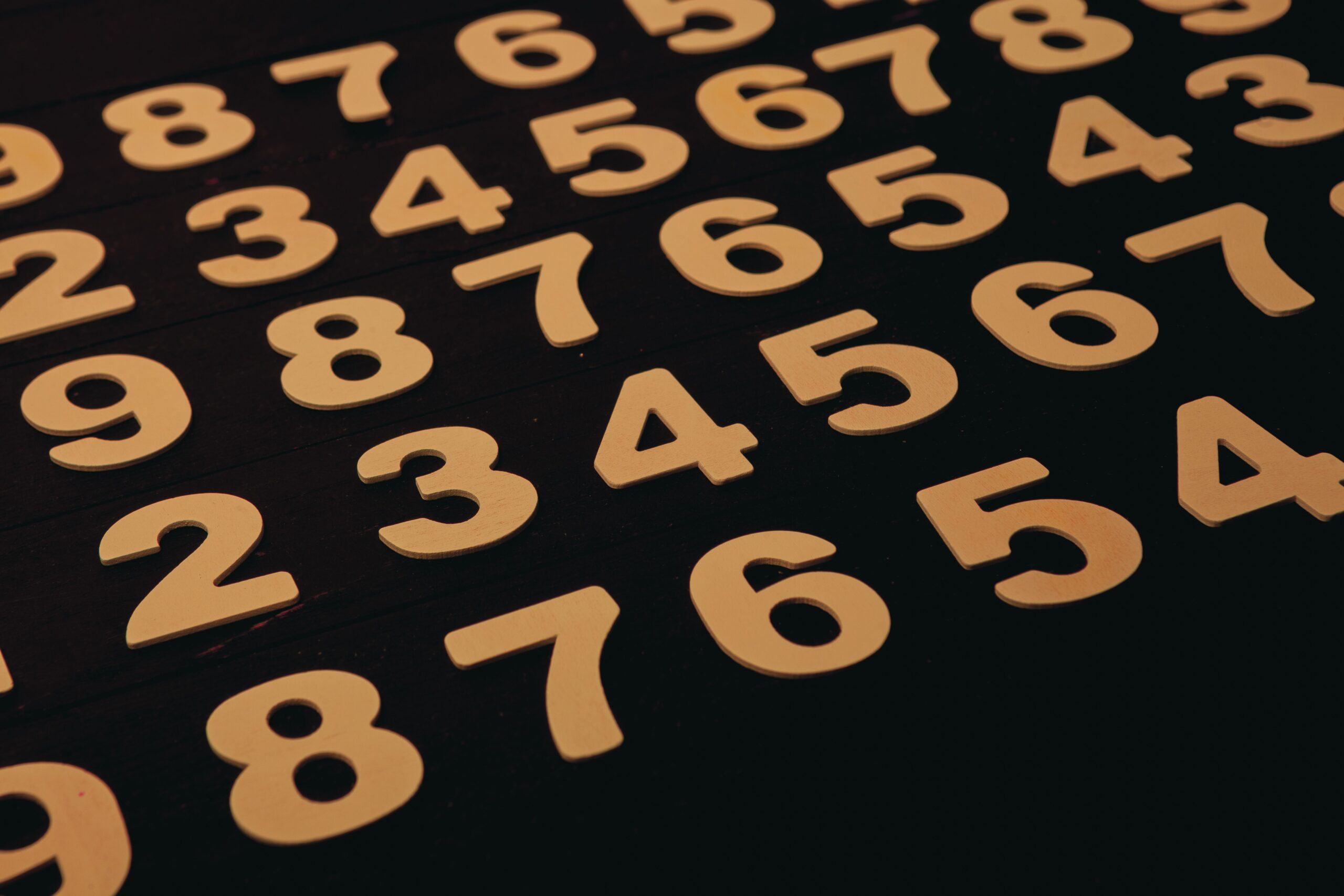 Nombres en bois disposés, illustration de la numérologie