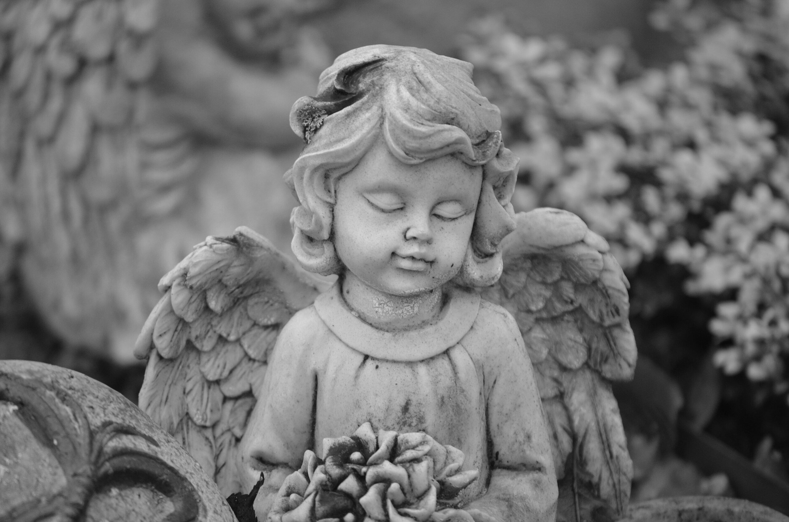 Statue d'ange en pierre, évocation de l'oracle des anges