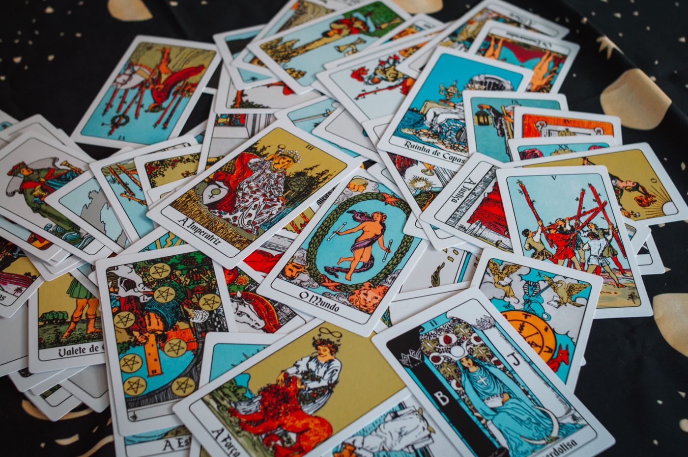 Cartes d'oracle colorées étalées, évocation de l'oracle Gé