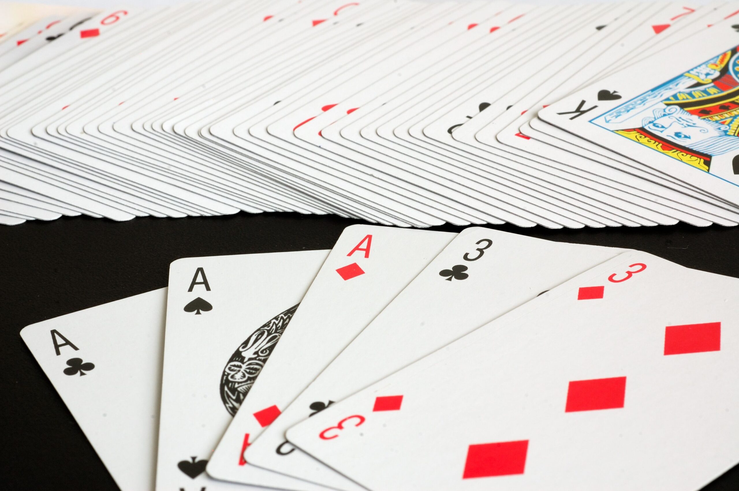 Cartes étalées sur une surface sombre, évocation de l'oracle Lenormand