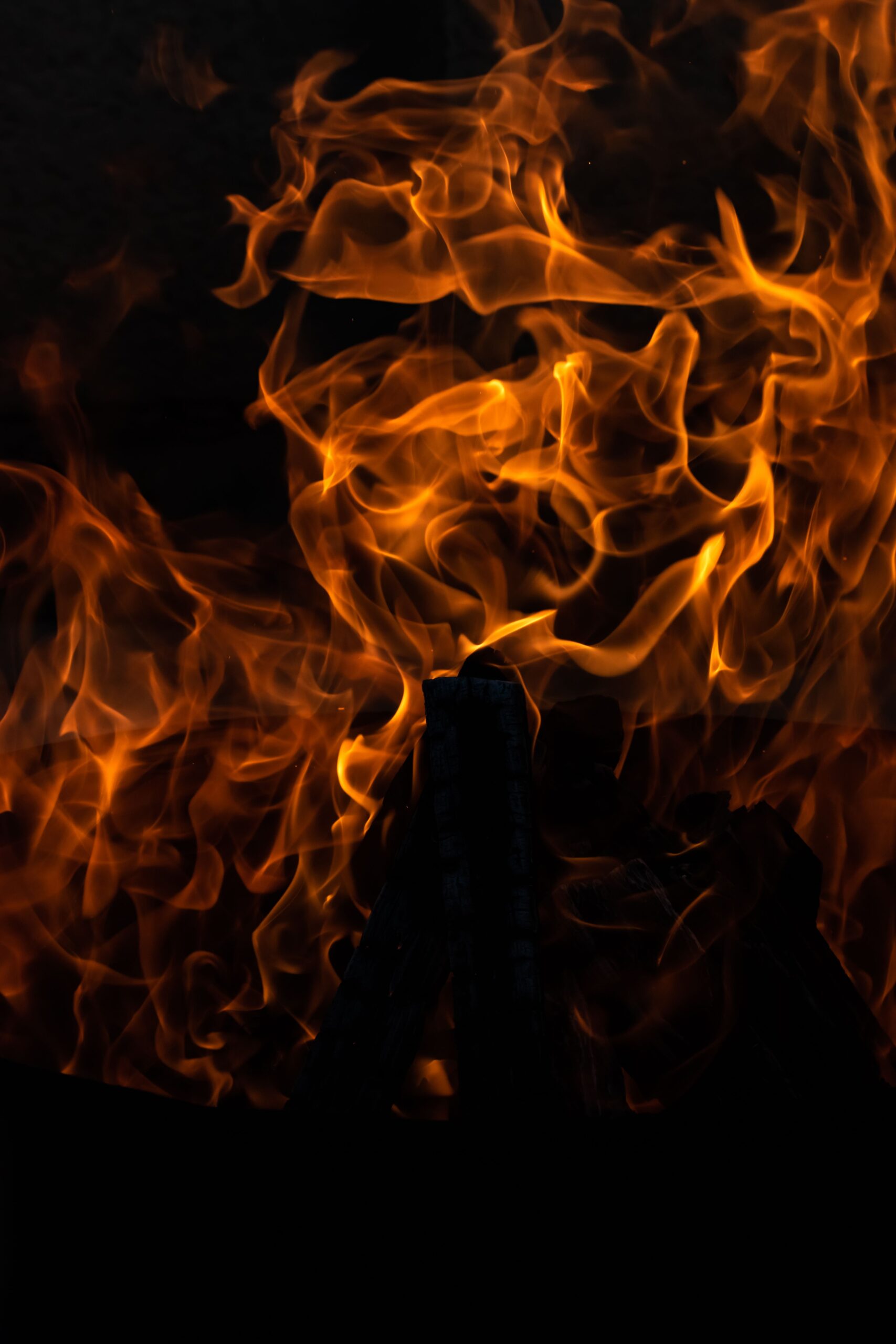 Flammes sur fond sombre, évocation de la pyromancie