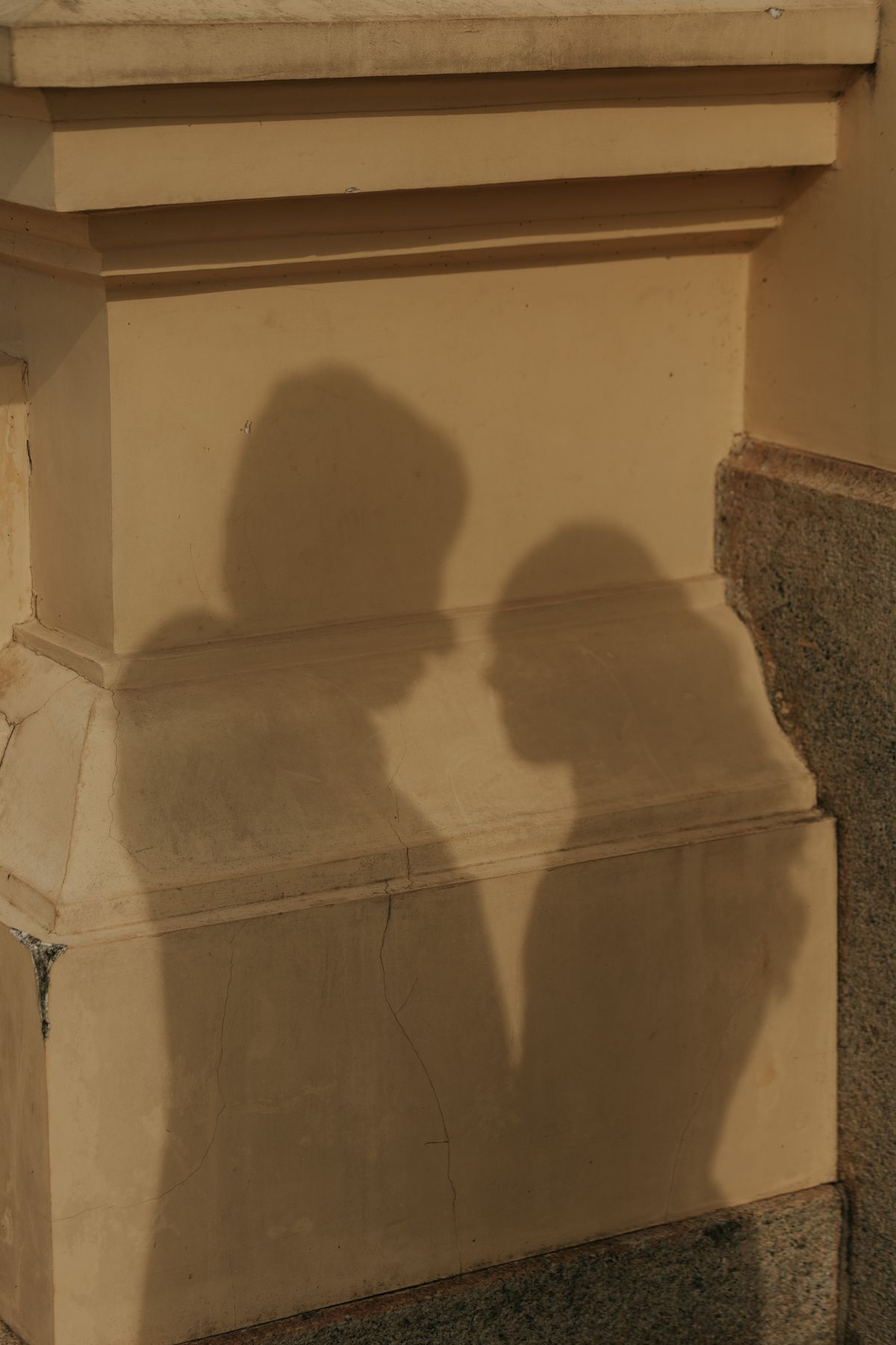 Ombres portées de deux silhouettes sur un mur, évocation de la sciomancie