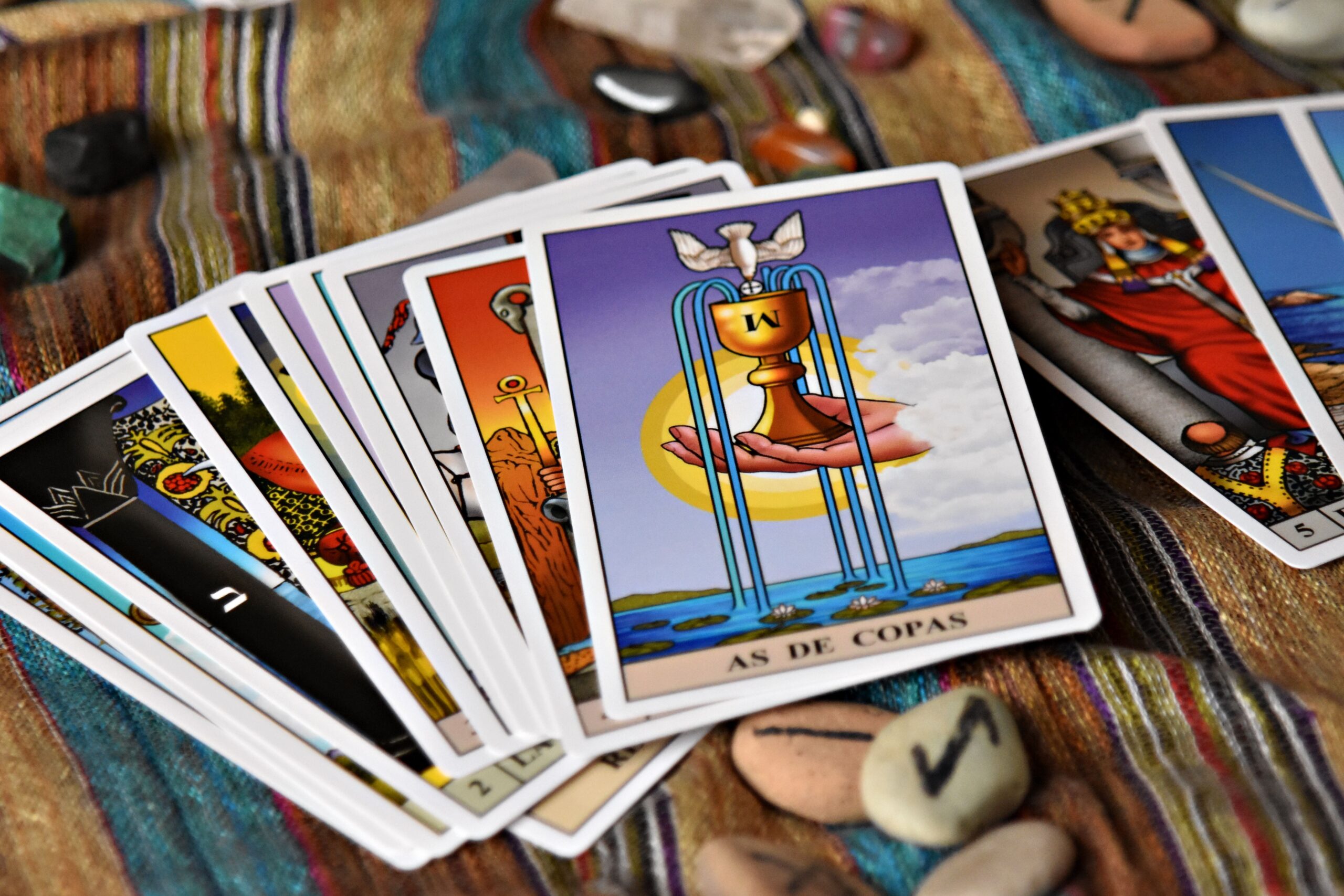 Jeu de cartes de tarot étalé pour un tirage annuel