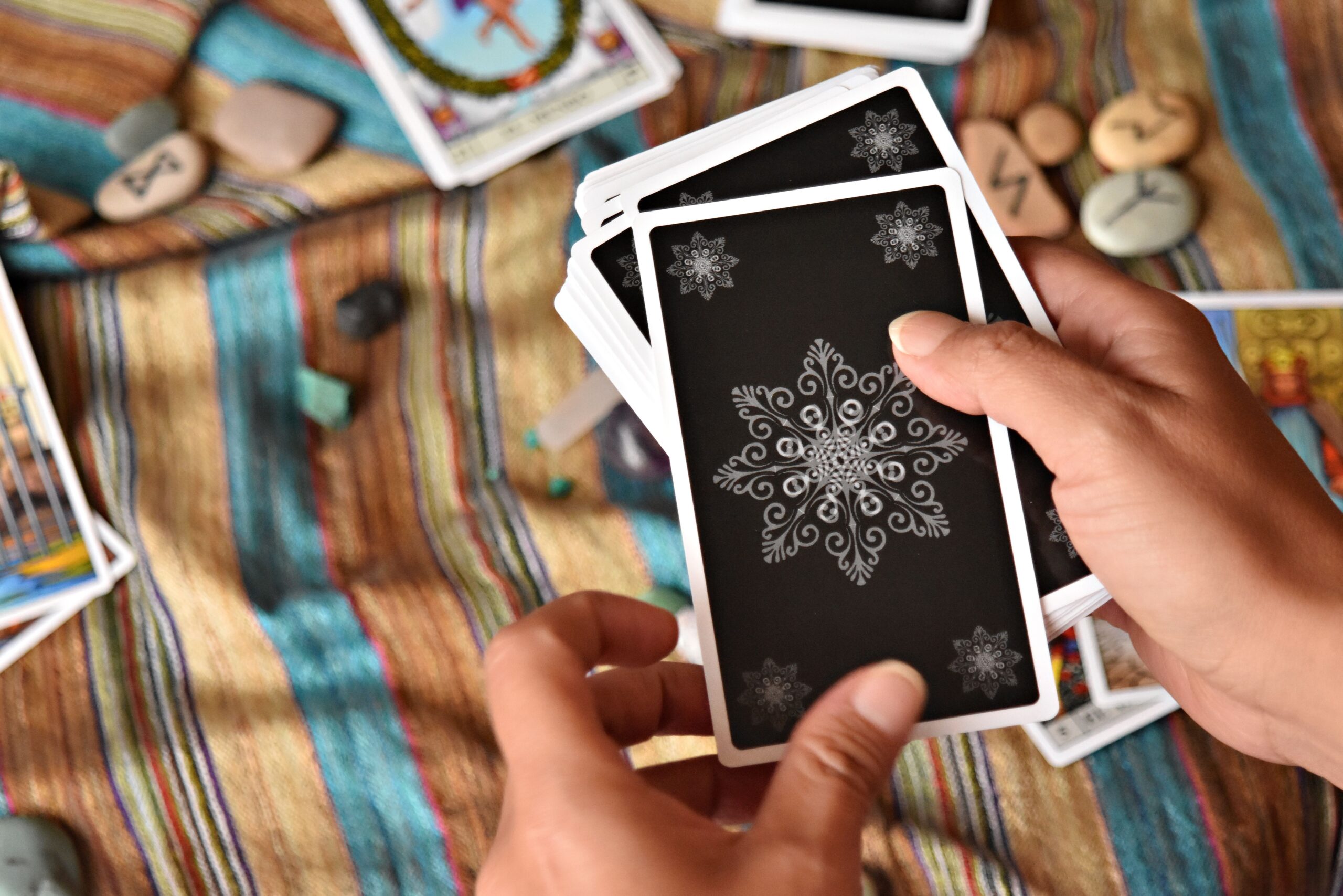 Cartes de tarot disposées en éventail pour un tirage en étoile
