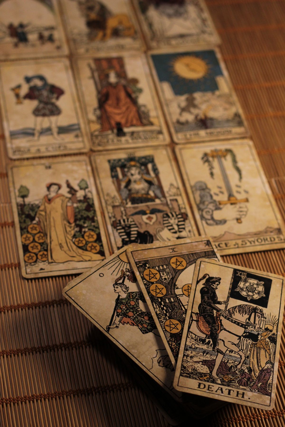 Cartes de tarot disposées pour un tirage professionnel sur le travail et la carrière