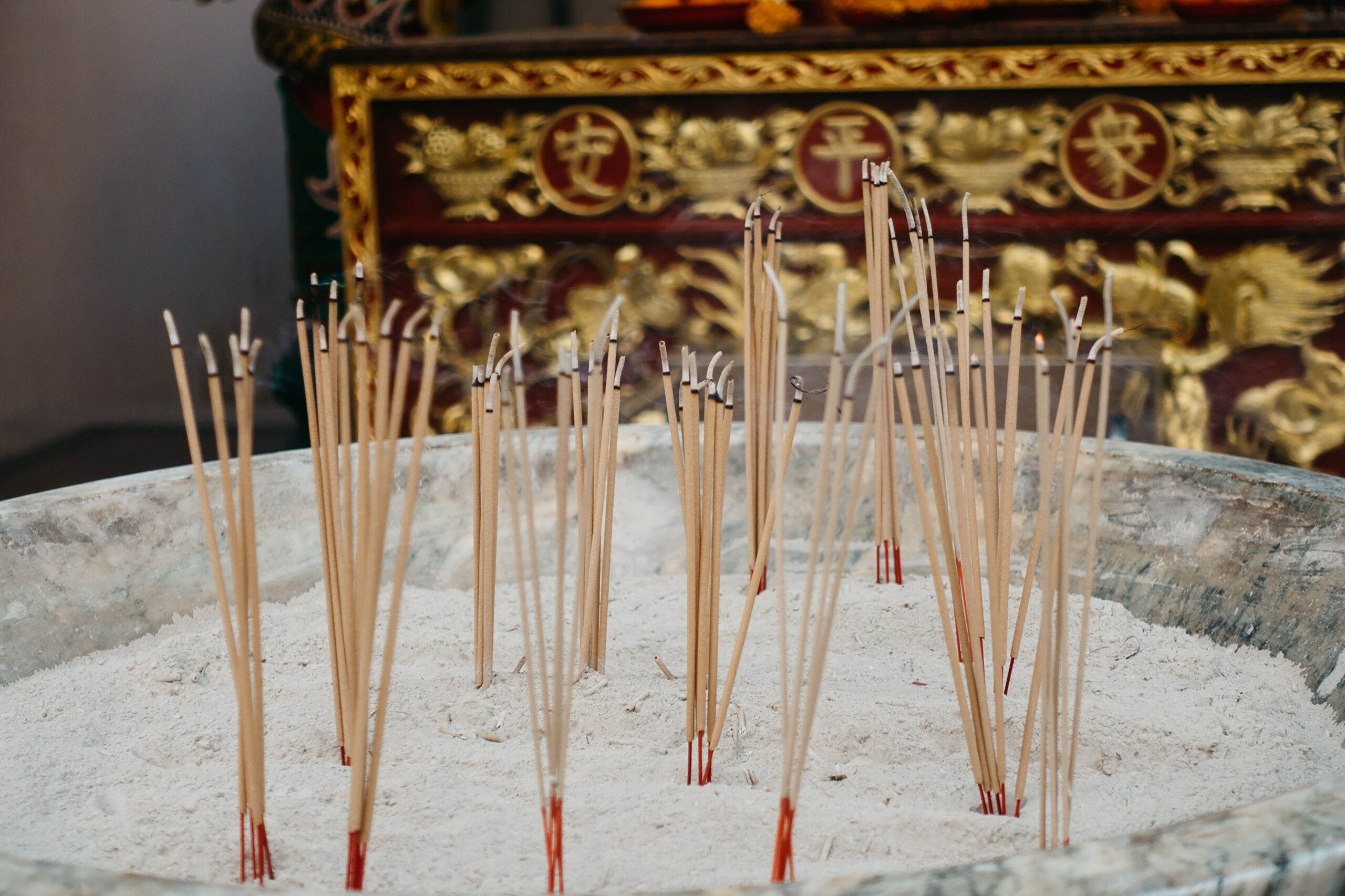 Bâtons d’encens allumés, atmosphère de méditation liée au Yi King