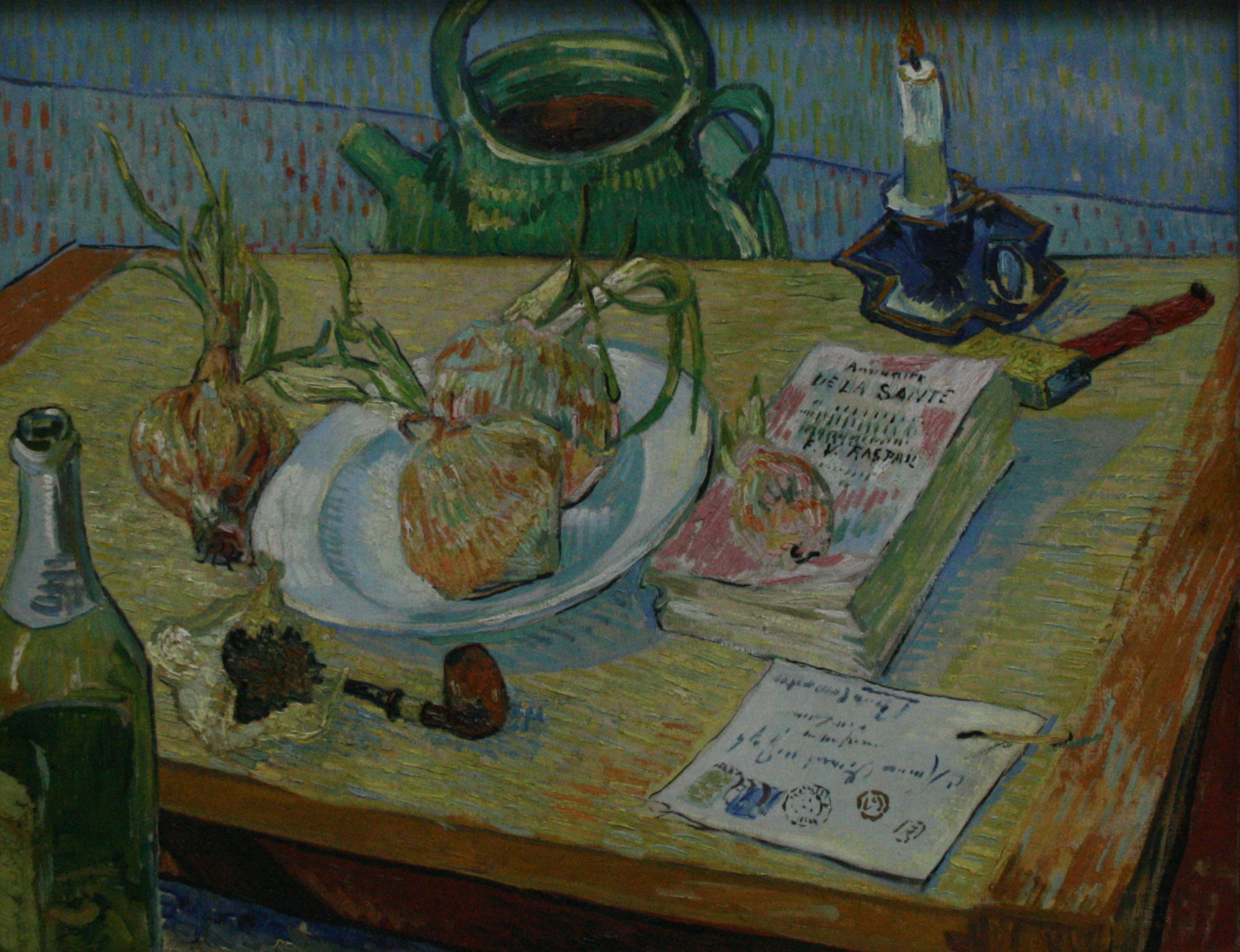 Nature morte au plat d'oignons de Vincent van Gogh (1889) : des oignons dans une assiette posée sur une table avec une planche à dessin, une pipe et de la cire à cacheter, évocation de la cromniomancie, la divination par l'oignon et sa germination