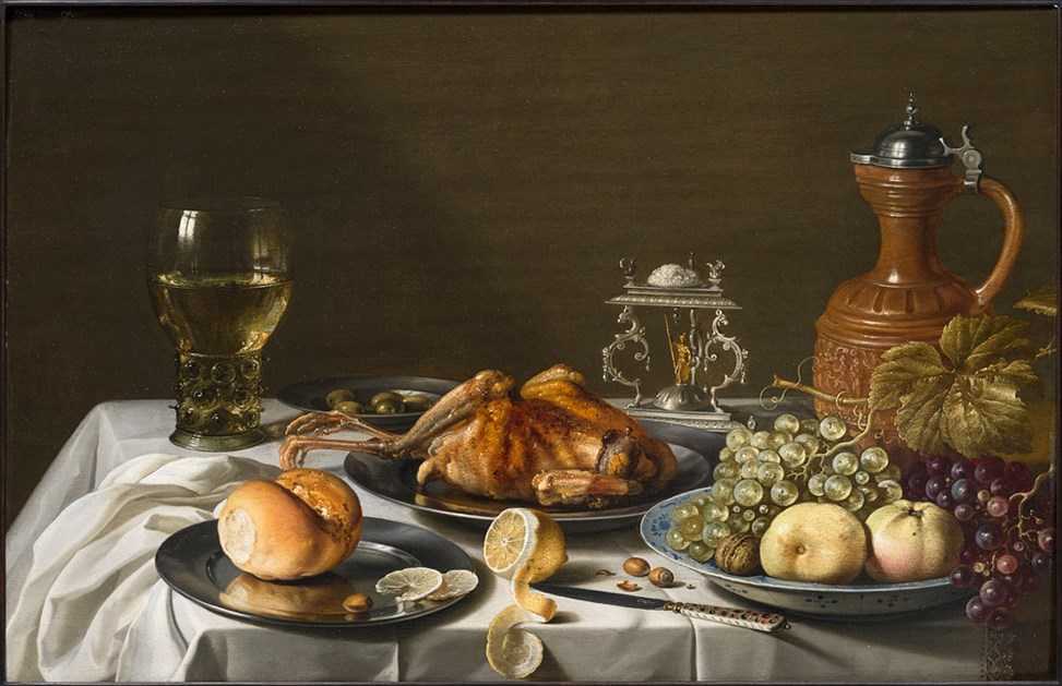 Nature morte de Pieter Claesz : une salière d'argent renversée près d'un faisan, d'un verre roemer, d'une cruche de grès, de fruits et de pain sur une nappe blanche, évocation de l'halomancie, la divination par le sel.